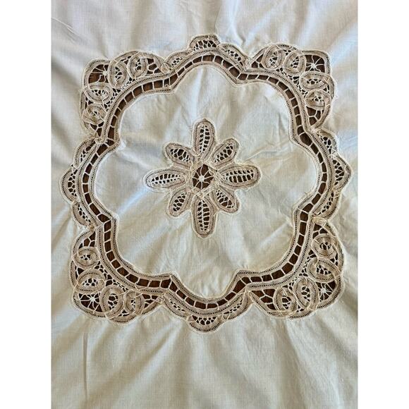 Vintage Lace-Edged Square Table Topper Table Cloth - Picture 3 of 5